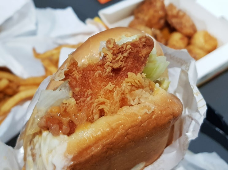 맘스터치 메뉴 추천 치즈홀릭버거 에멘탈 세트 먹어봄 with 케이준양념감자 맘스터치 메뉴 추천 치즈홀릭버거 에멘탈 세트 먹어봄 with 케이준양념감자