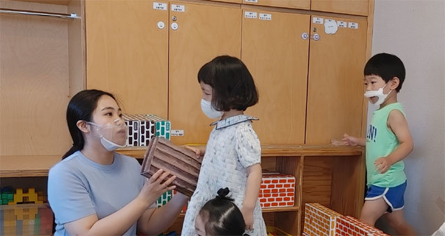 한창 입 모양 보고 말 따라하기 배워야 할 때인데… 교사 마스크 착용에, 유아 언어발달 지체 한창 입 모양 보고 말 따라하기 배워야 할 때인데… 교사 마스크 착용에, 유아 언어발달 지체