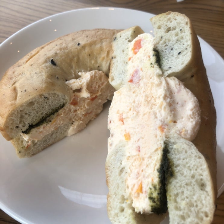  스타벅스 바질 토마토 크림치즈 베이글 @ 돌체라떼