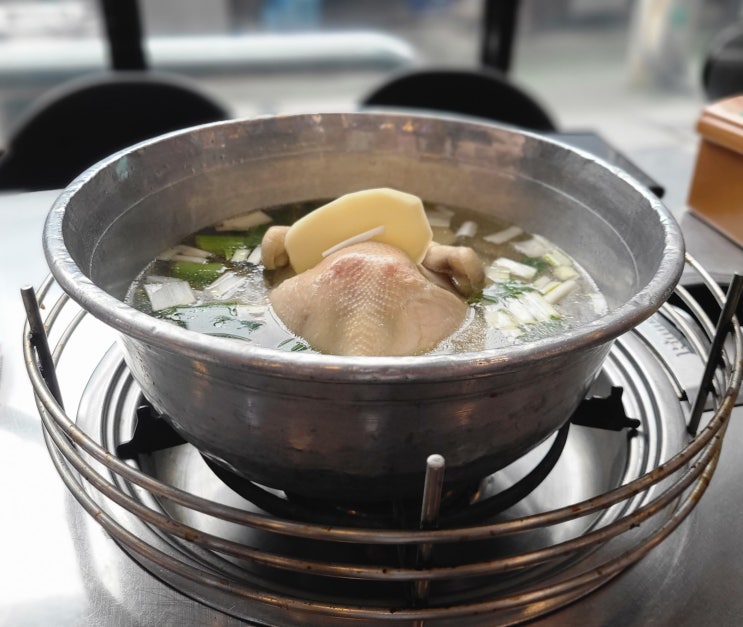  [동대문 닭한마리골목] 김치 듬뿍 얼큰하게 끓인 《진옥화할매 닭한마리》