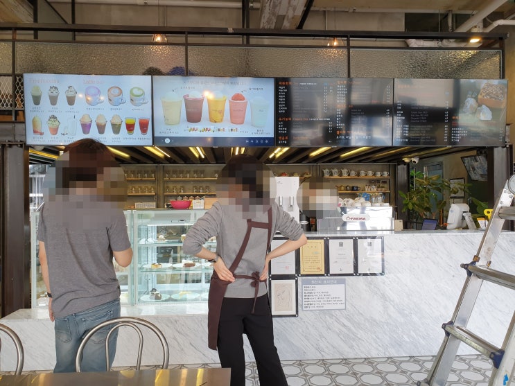  49인치 얇은베젤 TV모니터로 카페 매장 인테리어를 전자메뉴판