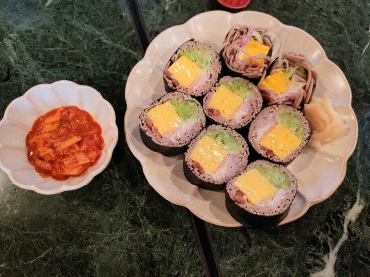 [하이브 근처맛집] 밥하나 안들어있는 메밀김밥, 산도 꼭 드셔보세용(ft.용산마루)