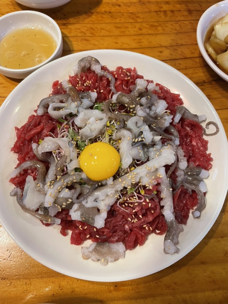  광장시장맛집 산낙지와 육회의 만남 갯벌의산삼 몸보신 메뉴 - 육회탕탕이 진주육회본점 / 광장시장 주차장