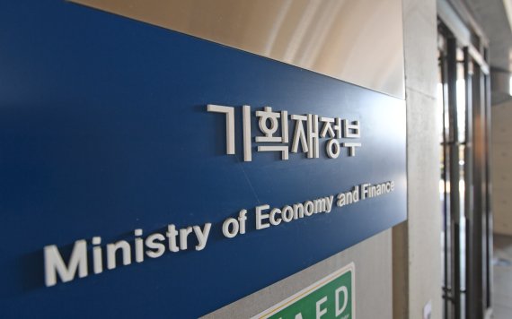 "노인 복지지출 증가...사회투자형 복지시스템 필요" "노인 복지지출 증가...사회투자형 복지시스템 필요"