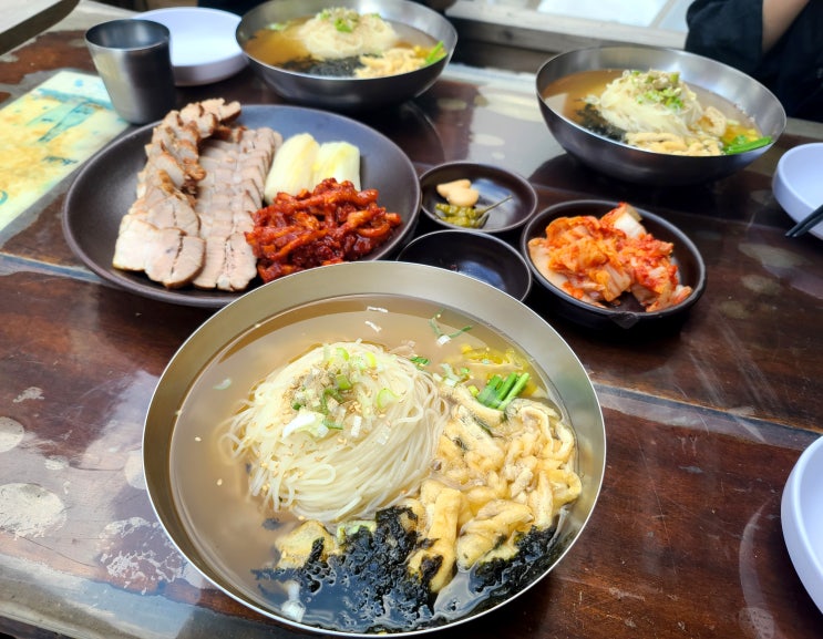  압구정로데오 만복국수 야외테라스에서 점심식사 [ 보쌈+국수]내돈내먹
