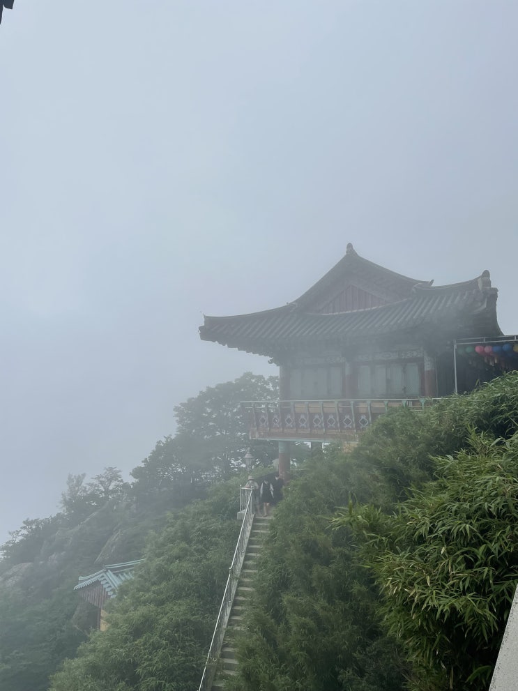 남해의 푸르른 아름다운 절 보리암