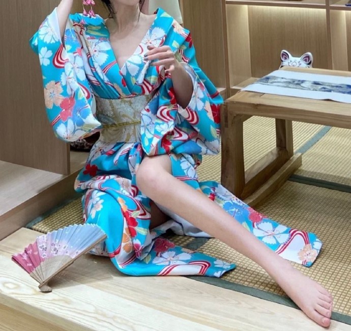  일본식 전통복장 입은 허윤미