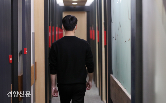 캄캄한 길…‘마음지팡이’는 작은 불빛입니다 캄캄한 길…‘마음지팡이’는 작은 불빛입니다