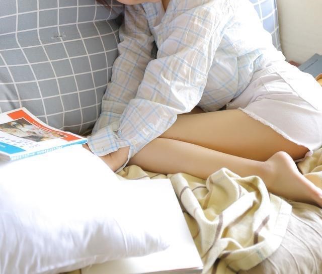  침대에 섹시하게 누워있는 민한나