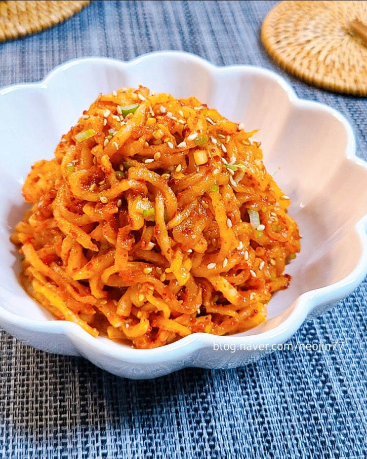 소금에 절여 만드는 무생채무침 비빔밥 생각에 침넘어가네 가을제철반찬 소금에 절여 만드는 무생채무침 비빔밥 생각에 침넘어가네 가을제철반찬