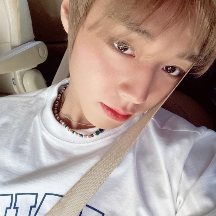  박지훈 인스타그램 셀카 "좋은 날씨와 좋은 May️"