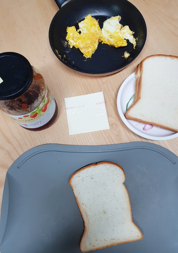 바쁜 아침 간단 샌드위치로 때우기 / 아침유아식 / 밥안먹는아이 / 기름없는 계란 조리
