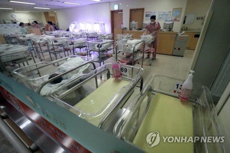 복지부 "올해 합계출산율, 작년 0.84명보다 약간 떨어질 것" 복지부 "올해 합계출산율, 작년 0.84명보다 약간 떨어질 것"