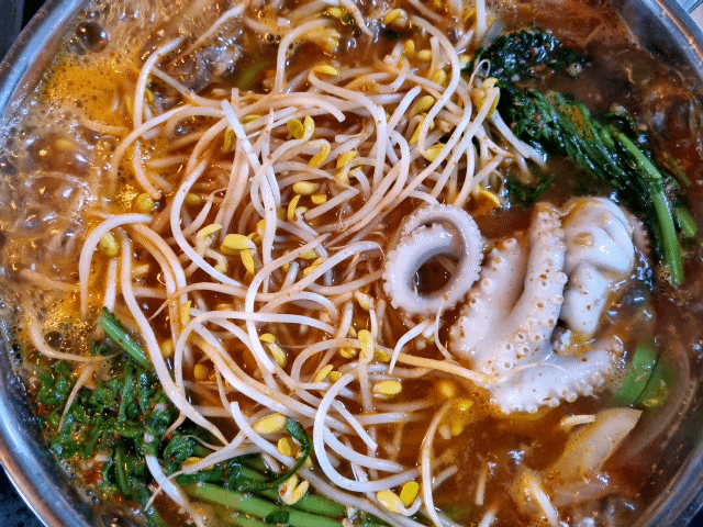  찬 바람 부는 저녁은 낙지 넣은 얼큰한 동태탕 / 국물이 시원해요.