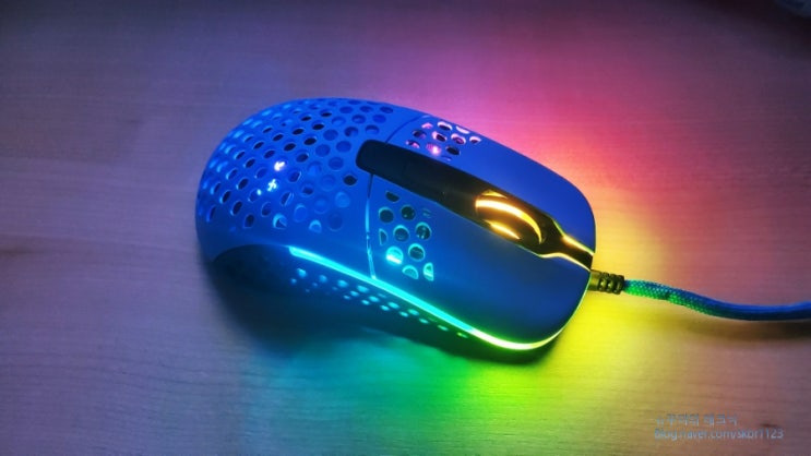 손목에 부담을 줄여주는 초경량 게이밍마우스 Xtrfy M42 RGB 마우스 Miami Blue 어땠을까