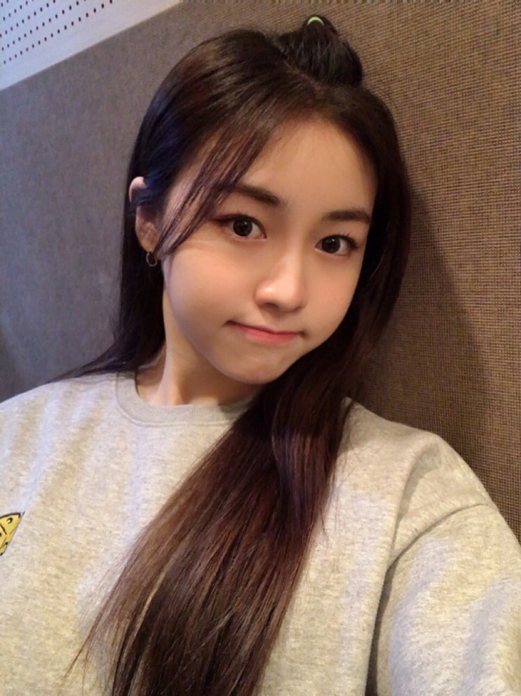 중학교 <b>졸업</b>한 <b>로켓펀치</b> 막내 <b>다현</b> 셀카 모음
