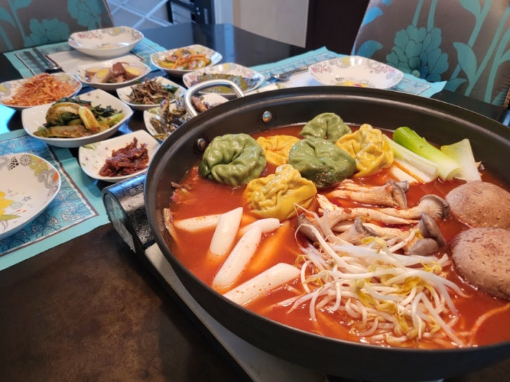  조경제만두쟁이 / TV에 여러번 방영된 의정부 맛집의 만두전골키트 캠핑국물요리로 추천