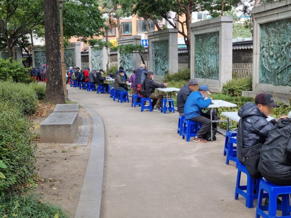 난데없는 '가을 한파'에도… 야외서 끼니 때우는 어르신들 난데없는 '가을 한파'에도… 야외서 끼니 때우는 어르신들