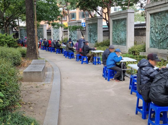 난데없는 '가을 한파'에도… 야외서 끼니 때우는 어르신들