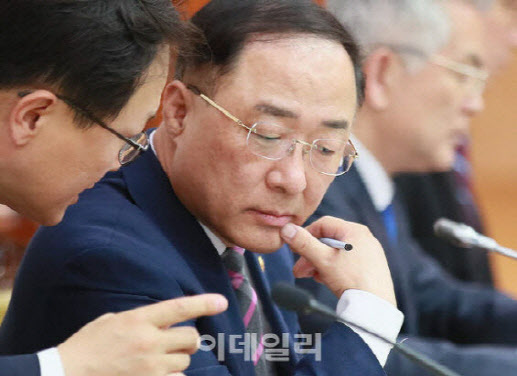 "유류세 내려도 놔둬도 항의 쇄도"…딜레마 빠진 文정부 "유류세 내려도 놔둬도 항의 쇄도"…딜레마 빠진 文정부