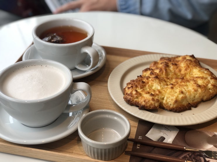  압구정 스콘 맛집 카페, '로우롤라 (Lowrola)'