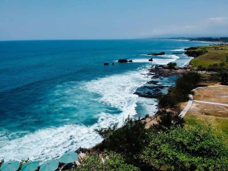  따나롯 씨푸드 레스토랑 De jukung Resto & Bar Tanah Lot