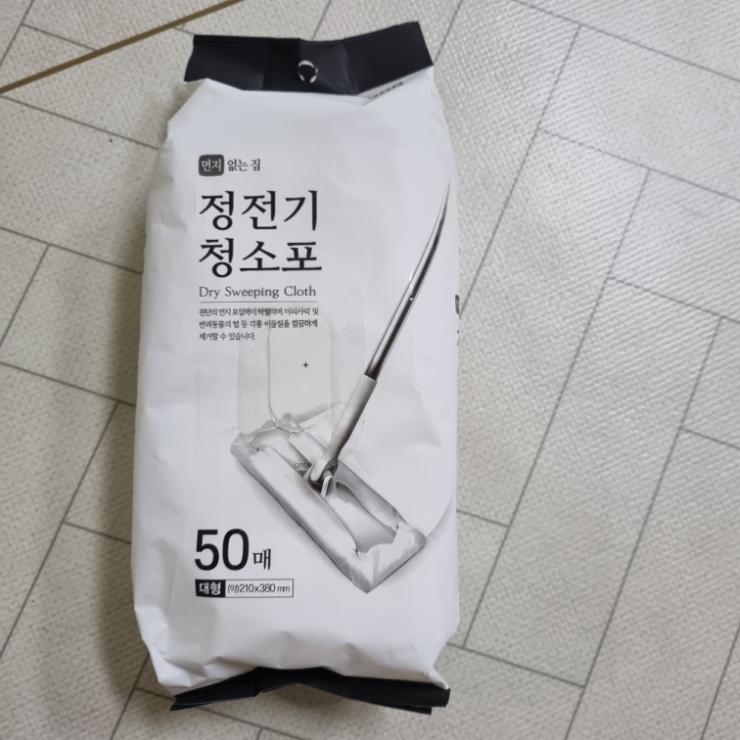 우리 집 청소 아이템, 정전기 청소포와 밀대 걸레. 우리 집 청소 아이템, 정전기 청소포와 밀대 걸레.