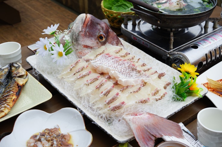  바다뷰 테라스가 인상적인 제주 애월 횟집