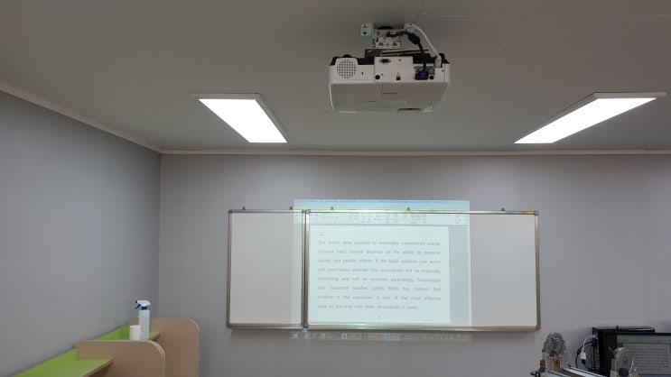 수원시 광교 학원용으로 사용한 강의실빔프로젝터 이전설치 했어요 수원시 광교 학원용으로 사용한 강의실빔프로젝터 이전설치 했어요
