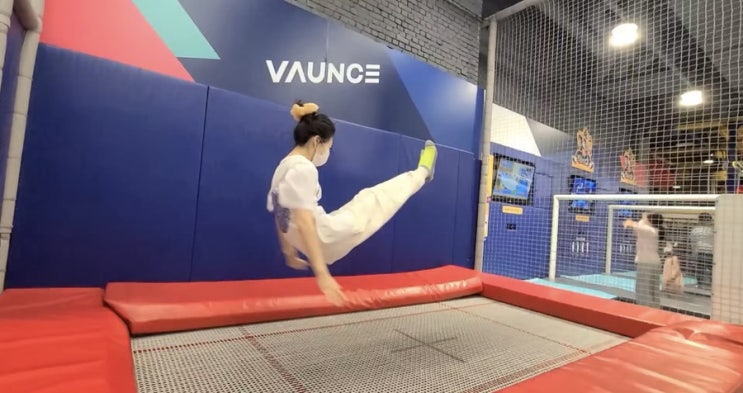  <영화사시월 S의 나날의 삶_ 트램펄린 VAUNCE >