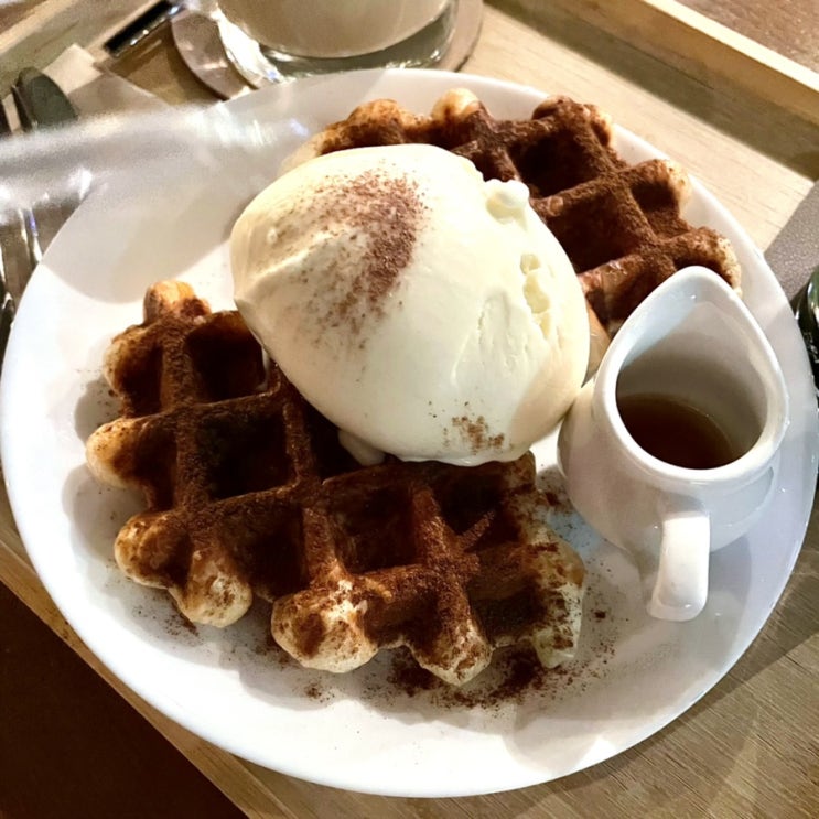  크로플이 맛있는 신촌 카페 신촌브루스(4층, 8시 30분 마감)
