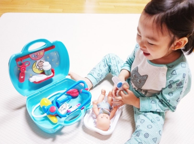  블루래빗토이 베이비케어 박스로 역할놀이해요.
