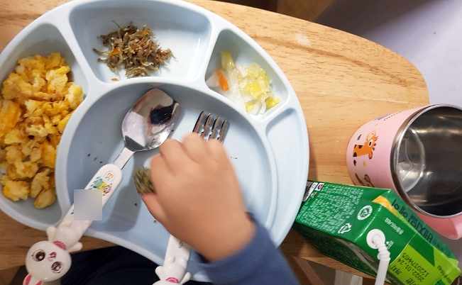  밥 잘 안먹는 아이도 맛있게 먹는 초간단 주먹밥 / 맛있는풍경