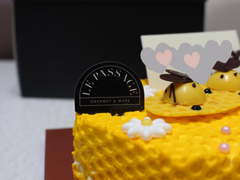 Bee And Heart Cake 