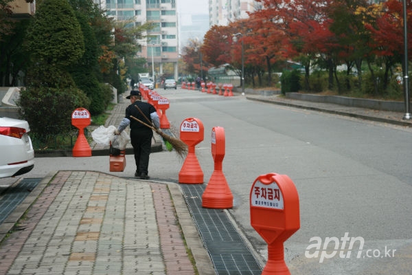 아파트 청소하던 경비원 차로 친 입주민, 보험사와 공동해 근로공단에 손배 책임 아파트 청소하던 경비원 차로 친 입주민, 보험사와 공동해 근로공단에 손배 책임