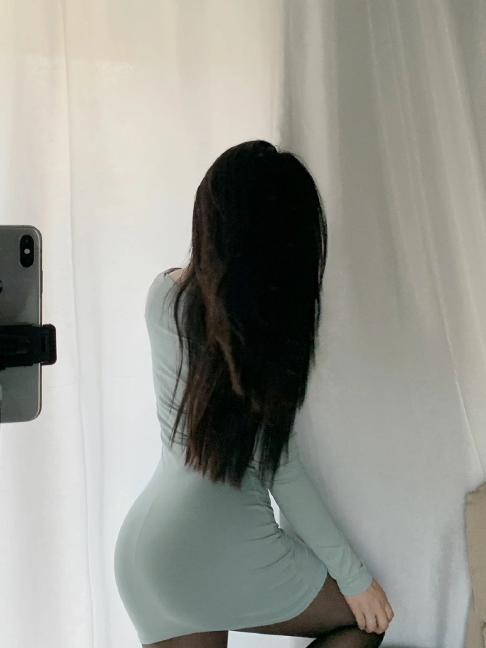  원피스 입고 검은색 스타킹까지 신은 민한나