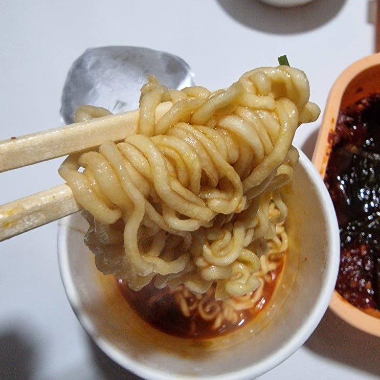  오징어게임 때문에 생각나서 사먹은 오징어짬뽕 라면ㅋㅋ