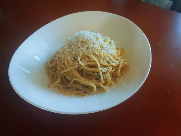  카쵸 에 페페(Cacio e pepe) 깊은 치즈와 후추의 풍미를 가진 파스타