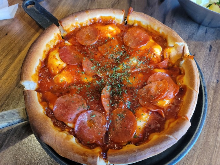  서울 시청역 맛집 :: 메이드인 시카고피자 덕수궁점 (with. 스파게티, 샐러드)