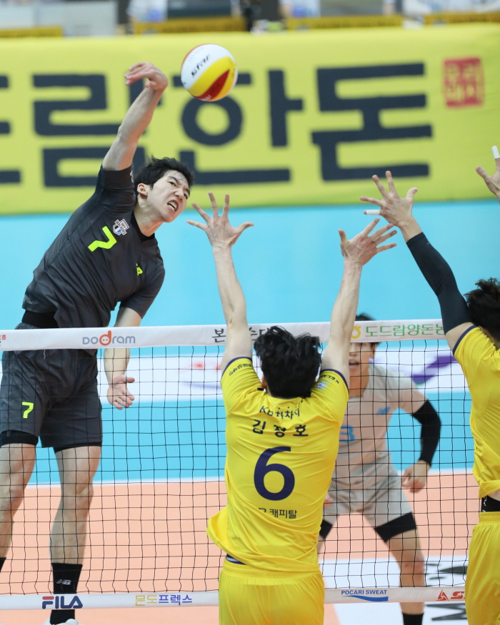  남자배구 우리카드 현대캐피탈 10월24일 경기예상(알렉스 나경복 허수봉 문성민)