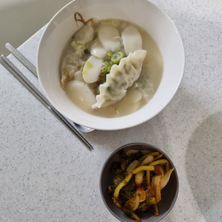 집밥) 주말에는 간단하게 떡국으로 만들어 먹기. (비비고 만두, 비비고 설렁탕 ) 집밥) 주말에는 간단하게 떡국으로 만들어 먹기. (비비고 만두, 비비고 설렁탕 )