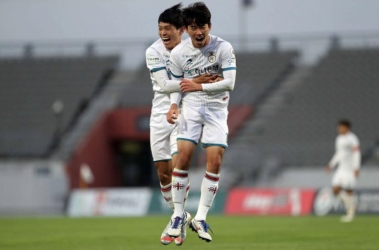 K리그2 프로축구 대전시티즌 FC안양 2위 자리를 놓고 벌이는 빅매치 K리그2 프로축구 대전시티즌 FC안양 2위 자리를 놓고 벌이는 빅매치