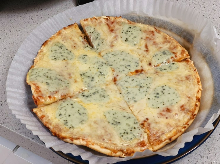  리스토란테 콰트로 포르마지 냉동피자를 오일스킬렛으로 구워 먹기!