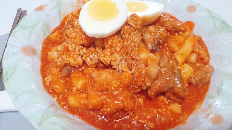  알고니와 떡볶이의 신선한 만남, 스웩베리 알고니 떡볶이 맛에 반해요
