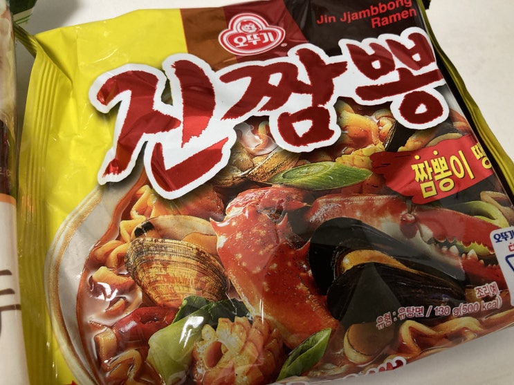  오뚜기 진짬뽕을 처음 먹어보았습니다. 비비고 찐만두와 함께