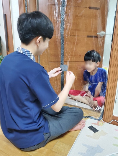  막둥이 초등학생 자가격리, 자가격리 생활지원비, 현관바람막이커튼 설치