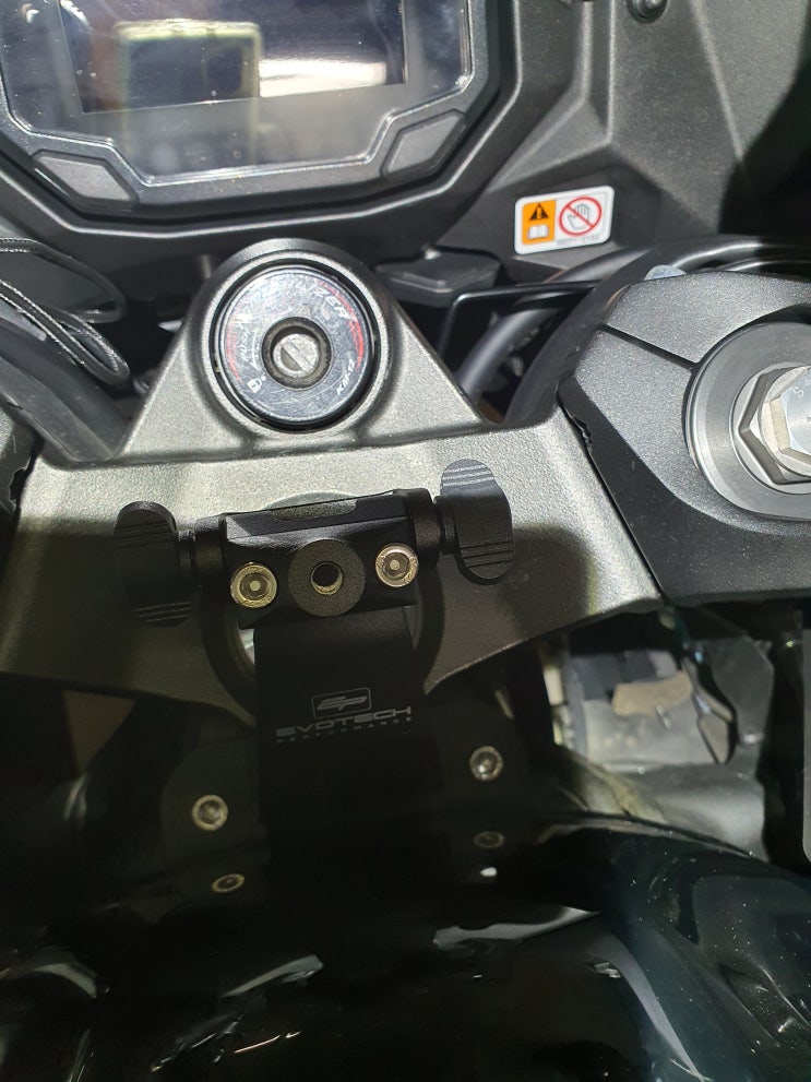  Z1000SX 2020 - 에보텍 폰거치대, 알리발 풋페그 장착