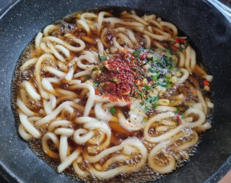  쌀쌀한 날씨에 집에서 간편하게 먹기 좋은 "얼큰 우동"