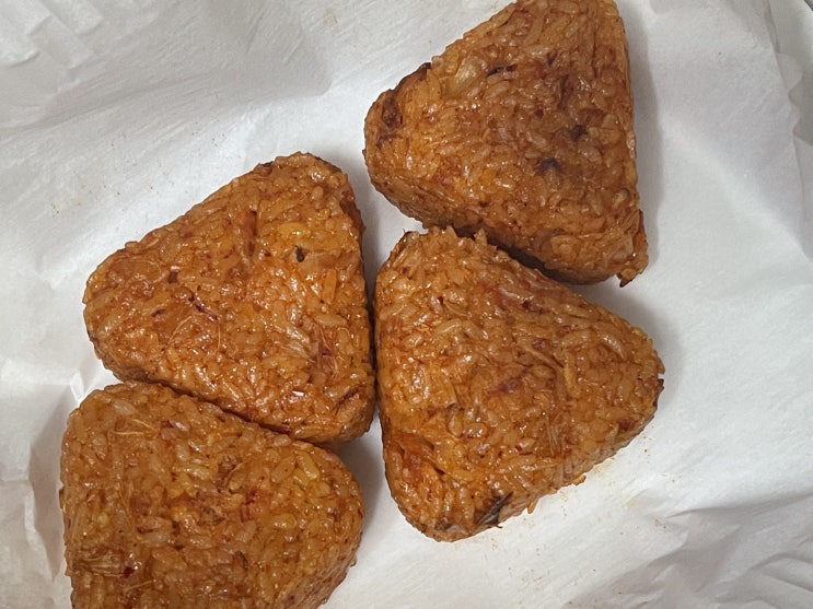 치즈가 흐르는 노릇노릇 구운 비비고 김치치즈주먹밥