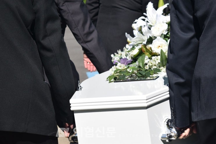 '가족과 유리된 죽음' K방역 장례 지침…'선 화장' 개선해야
